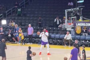 本场出战成疑！詹姆斯赛前热身投篮感受身体状态~